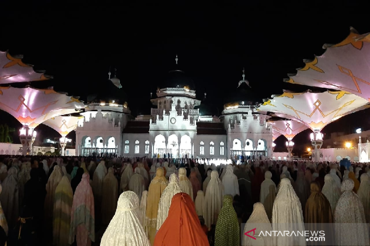 Pandemi tak surutkan ribuan warga Aceh Tarawih perdana di Masjid Raya Baiturrahman