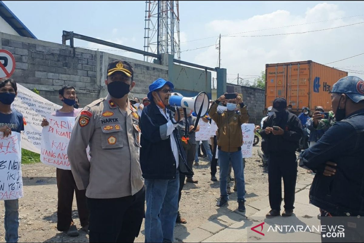 Perkumpulan Pengusaha Kalianak Surabaya gelar aksi tolak pungutan untuk kendaraan niaga