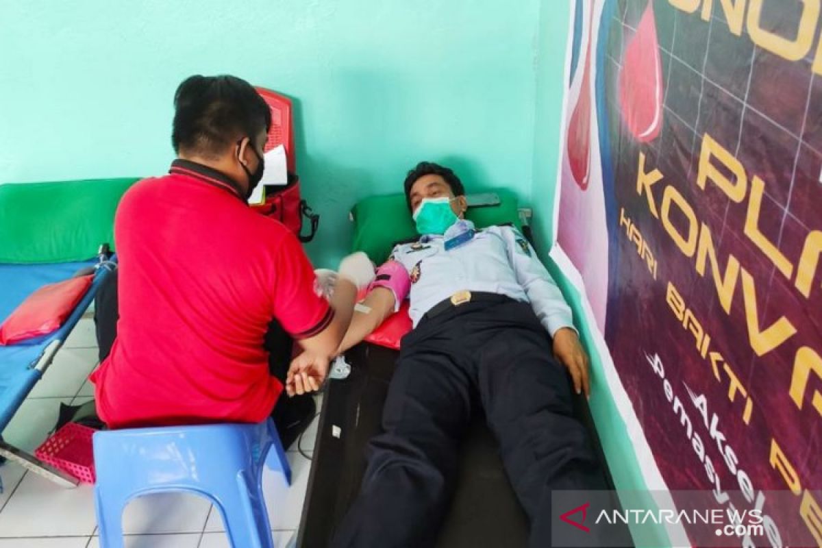 Lapas Kendari donor darah bantu kekurangan stok di PMI