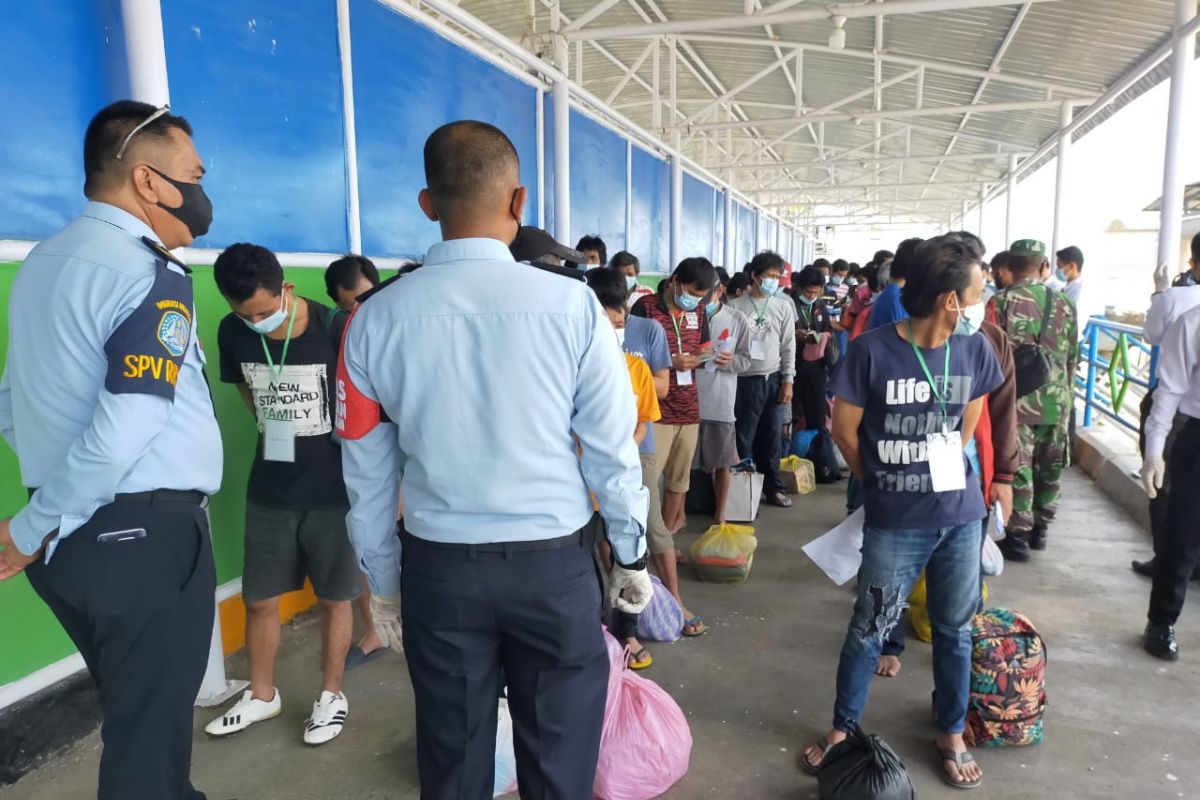 Tiga pekerja migran yang dideportasi dari Malaysia terpapar COVID-19