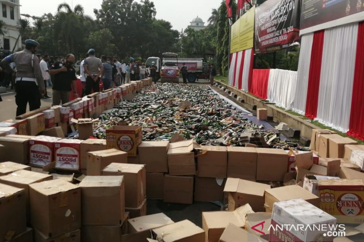 10.195 botol minuman keras dimusnahkan di Mapolres Metro Bekasi (video)