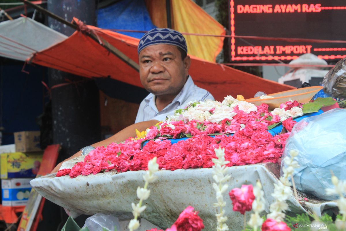 Penjual Bunga di Padang Alami Peningkatan Omzet