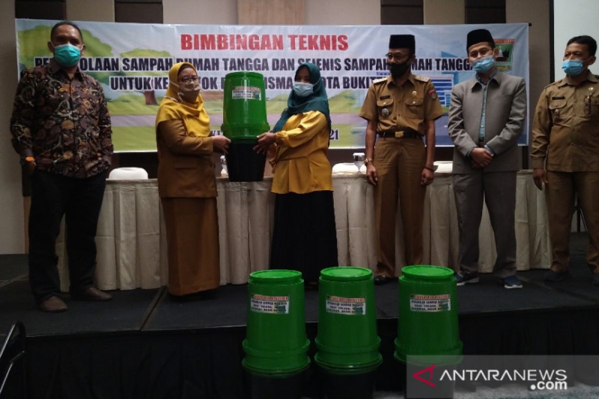 Warga Bukittinggi dibimbing olah sampah rumah tangga