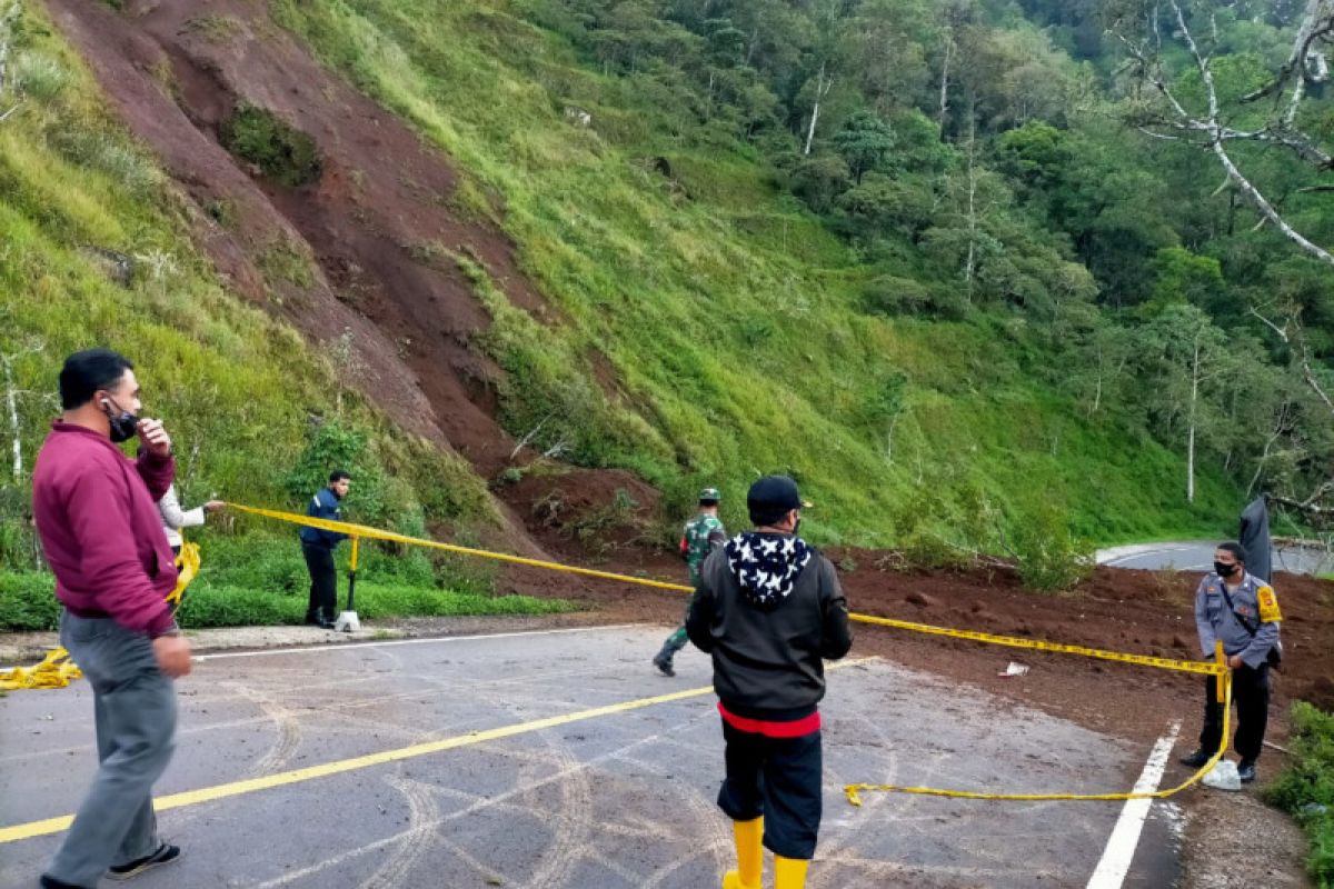 Jalur wisata Pusuk Sembalun kembali longsor, tanah tutupi badan jalan setinggi tiga meter