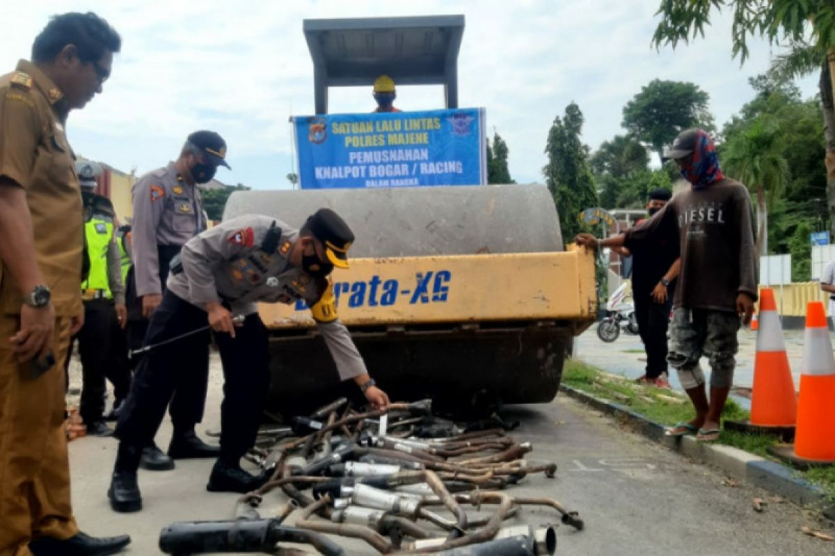 Polisi Majene musnahkan ratusan knalpot bersuara bising