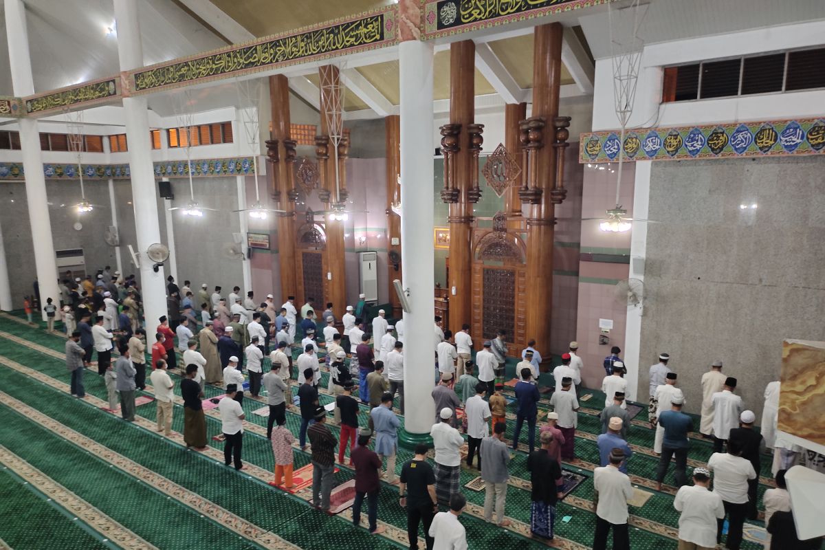 Tarawih pertama di Masjid Agung Al Furqon Bandarlampung sesuai prokes