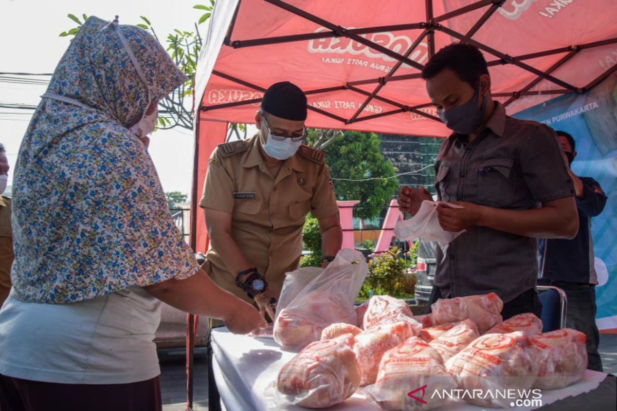Jelang Ramadhan, Pemkab Purwakarta gelar operasi pasar daging ayam