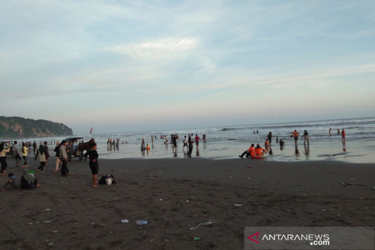 Wisata Pantai Parangtritis Yogyakarta dipadati wisatawan