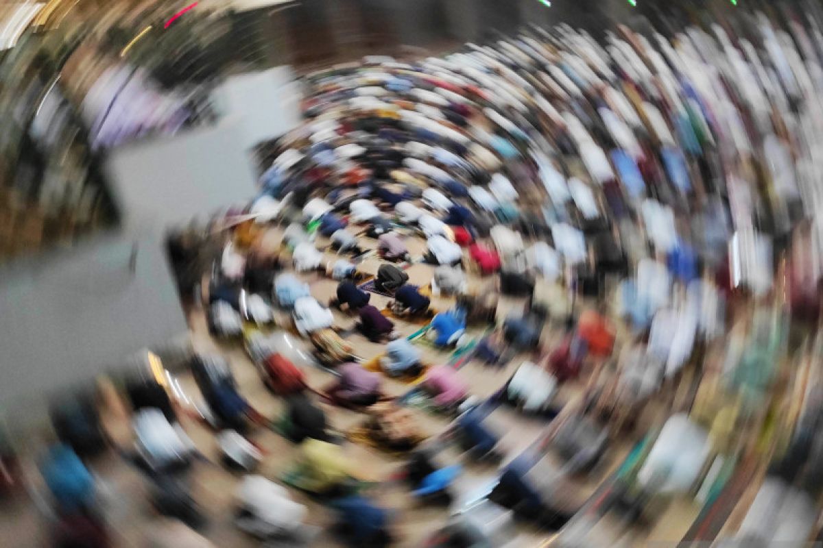 Tarawih pertama seribuan jamaah padati Masjid Al-Markaz Makassar