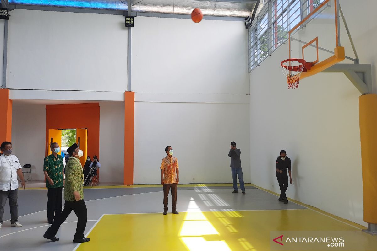 Prof Sutarto tunjukkan teknik dribbling dan shooting saat resmikan Sport Center Fisip