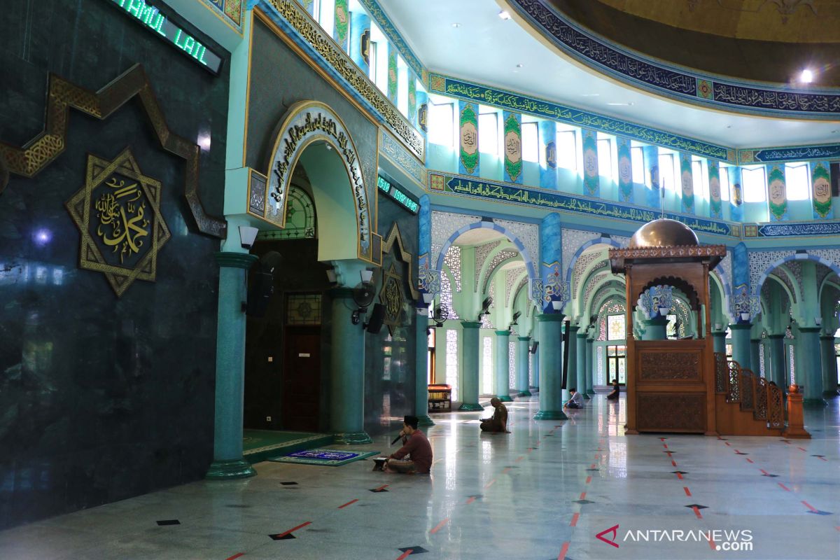 Kapasitas di Masjid Al-Azhom Kota  Tangerang dibatasi hanya 1.000 orang
