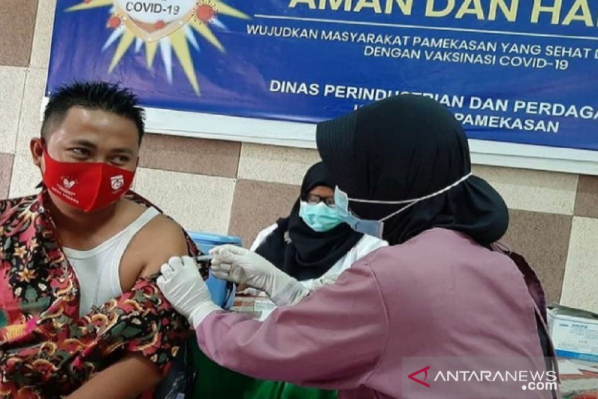 Petugas pasar tradisional di Pamekasan ikut vaksinasi