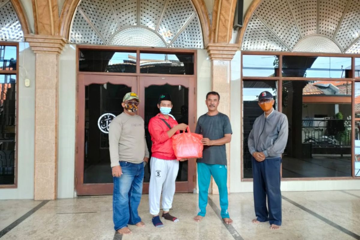 Sambut Ramadhan, PSI Surabaya bagikan alat kebersihan masjid