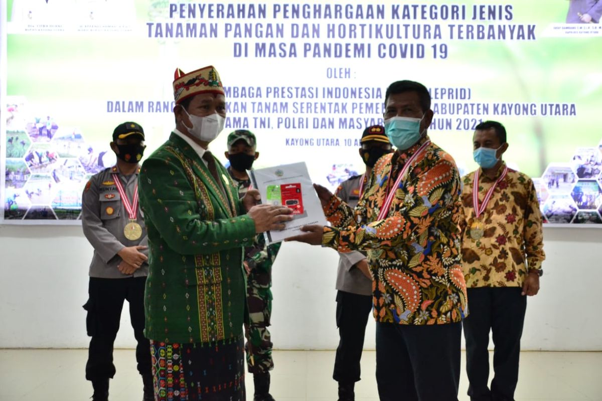 Bupati Citra terima penghargaan atas prakarsa gerakan menanam