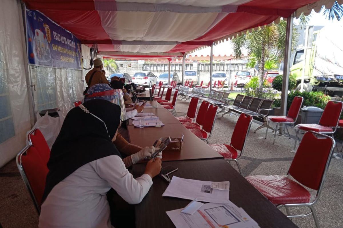 Dinkes Mataram menghentikan vaksinasi COVID-19 untuk pelayan publik