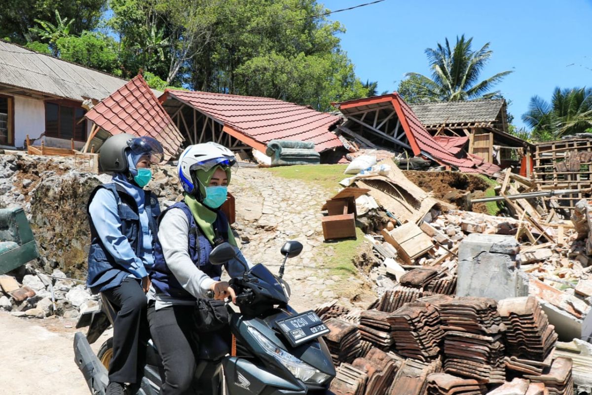 Gubernur Jatim naik motor tinjau lokasi terdampak gempa di Lumajang