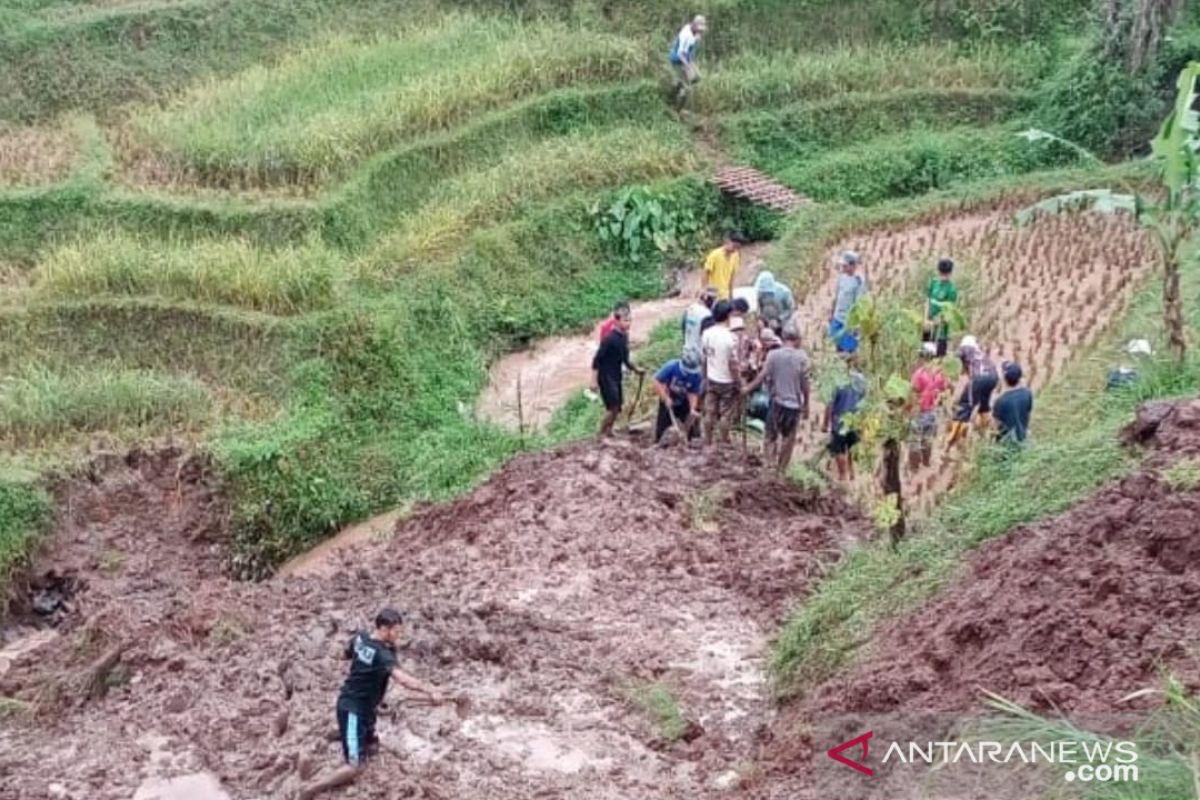 Tebing longsor di Kabupaten Bandung, satu warga meninggal