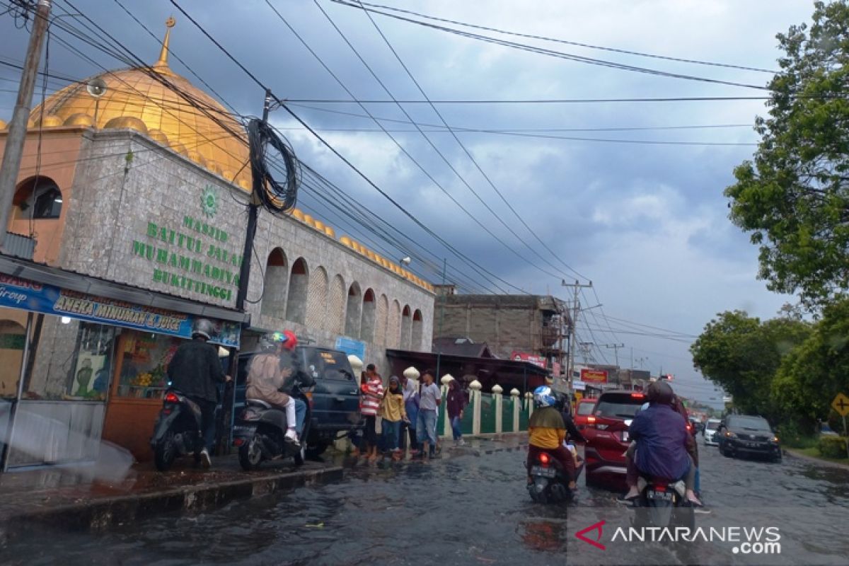 Kemarin, sekitaran Jam Gadang Bukittinggi terendam banjir