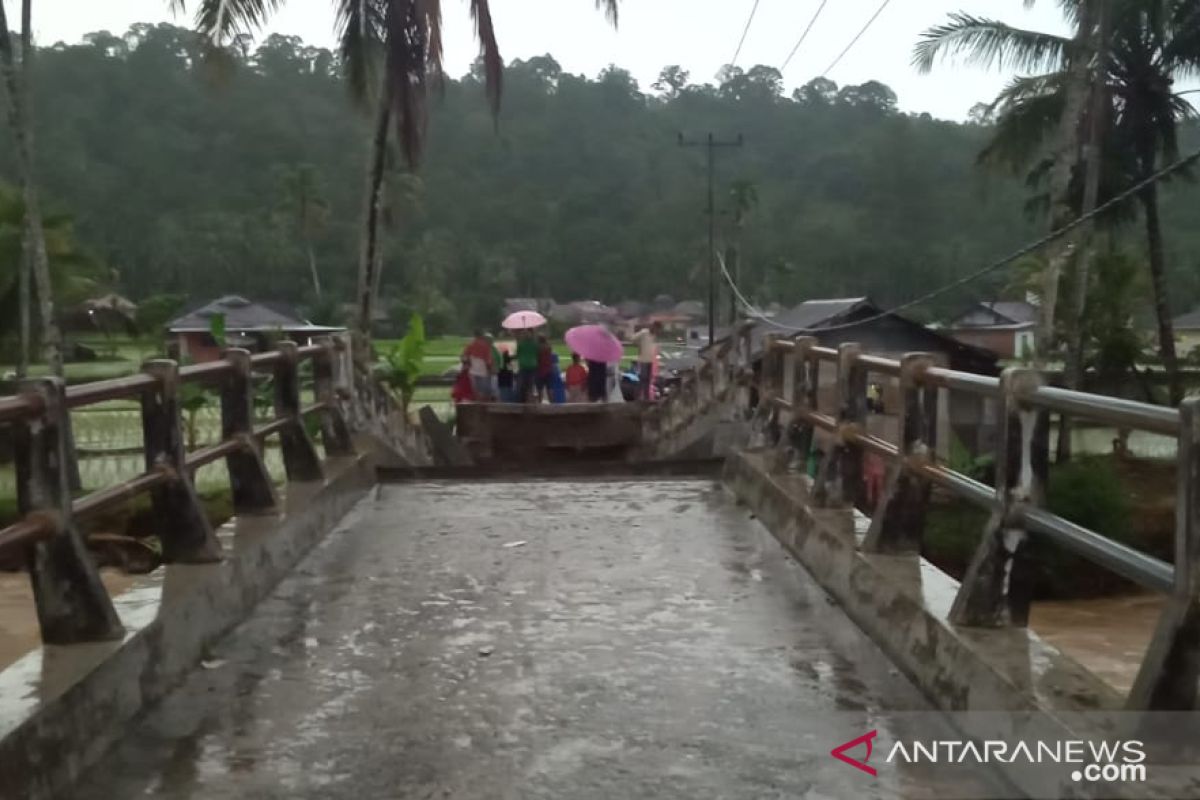 Sebuah jembatan di Simpati Pasaman putus total diterjang banjir