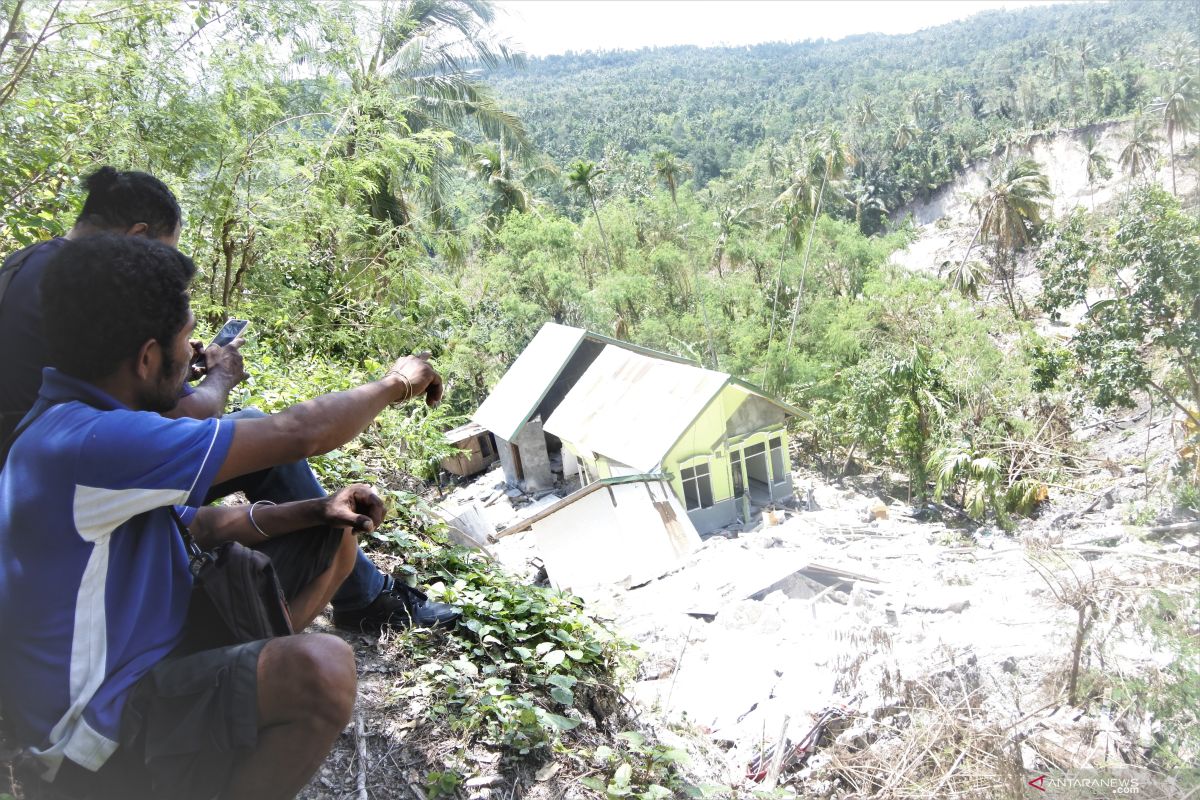 Sumber air muncul di lokasi longsor di Tunbaun Kupang