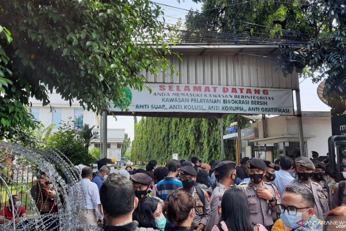 Sidang Rizieq, sejumlah warga tertahan di depan PN Jakarta Timur