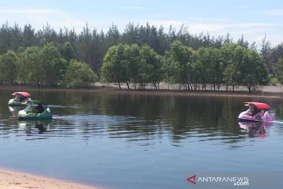 Pemkab Seruyan terus menambah wahana permainan air di Pantai Bakau