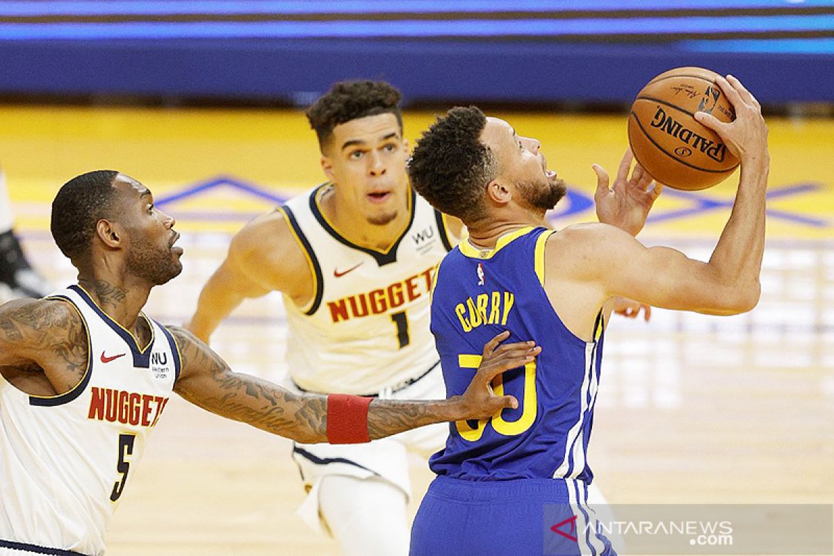 Curry lampaui rekor Chamberlain saat antar Warriors gebuk Nuggets