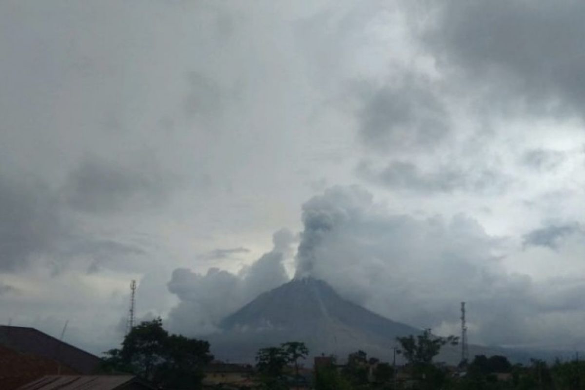 Erupsi Gunung  Sinabung semburkan abu vulkanik sejauh 1.000 meter