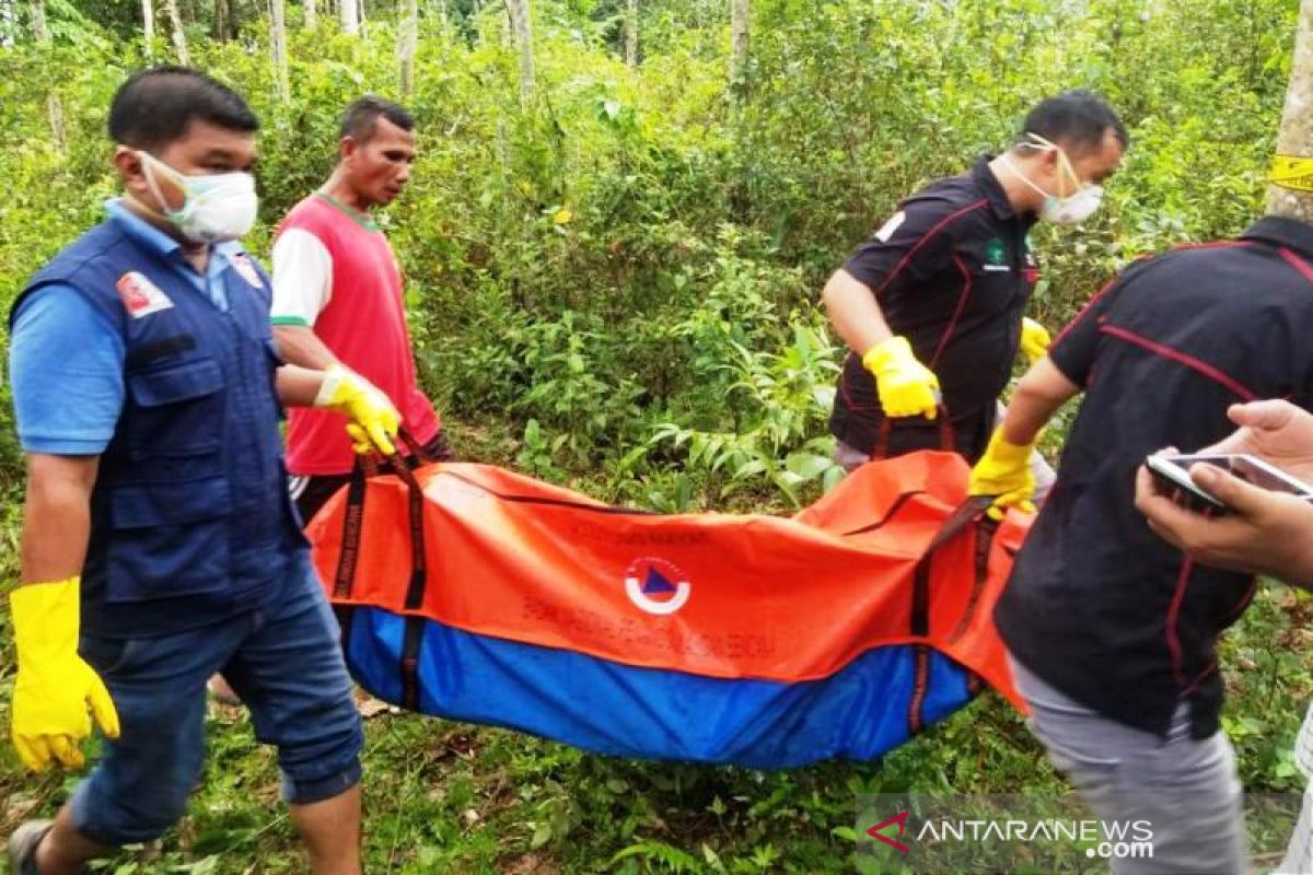 Polisi evakuasi temuan kerangka manusia yang ditemukan warga di gubuk