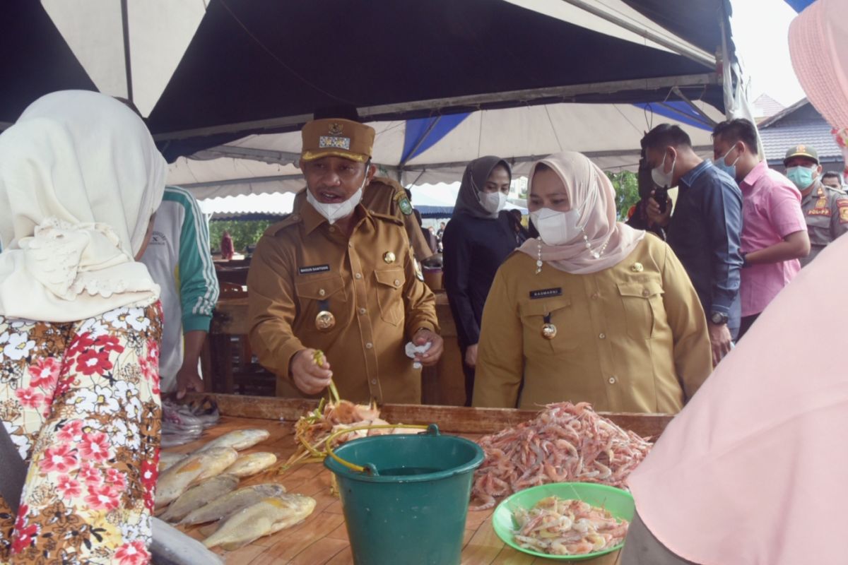 Duet pemimpin Bengkalis pastikan stok kebutuhan pokok mencukupi