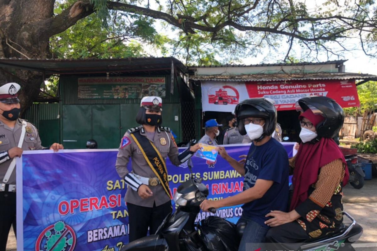 Polres Sumbawa bagikan masker hingga brosur tertib berlalu lintas