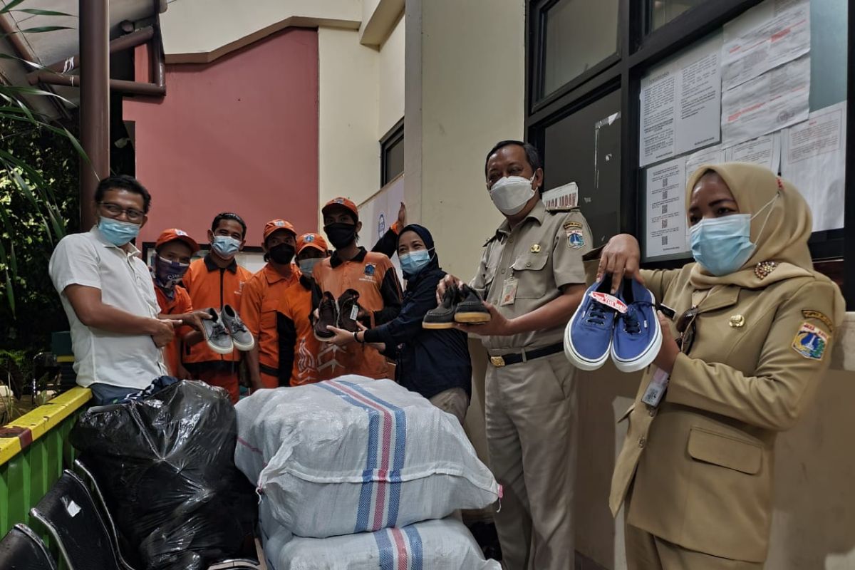 Petugas PPSU Sunter Agung terima 155 pasang sepatu di bulan Ramadhan