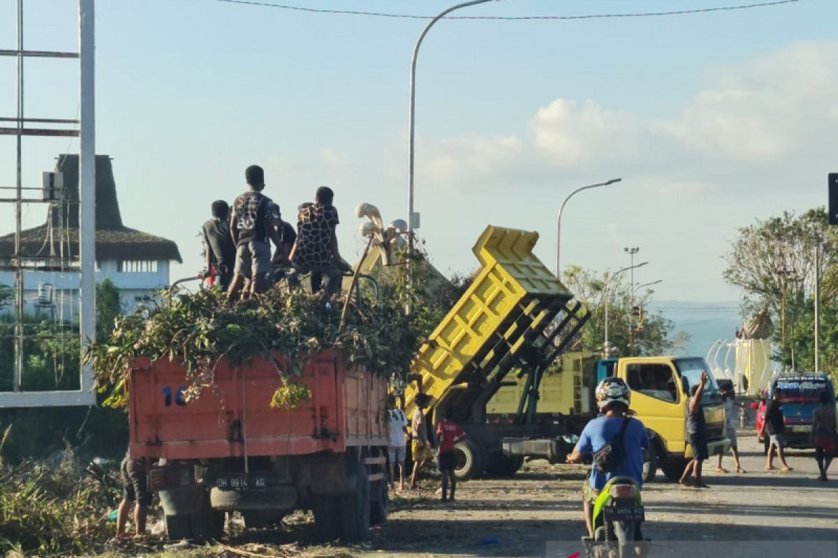 Pemerintah dan warga Kota Kupang masih bersih-bersih pascabencana