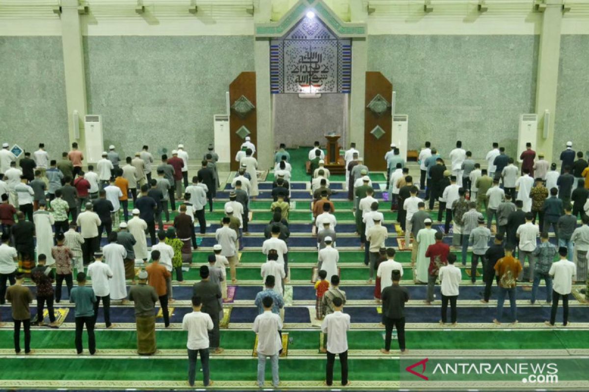 Tarawih perdana di Masjid  Agung  Batam