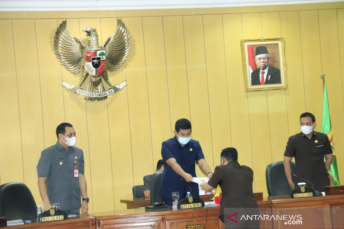 Fraksi serahkan pemandangan umum atas tiga Raperda