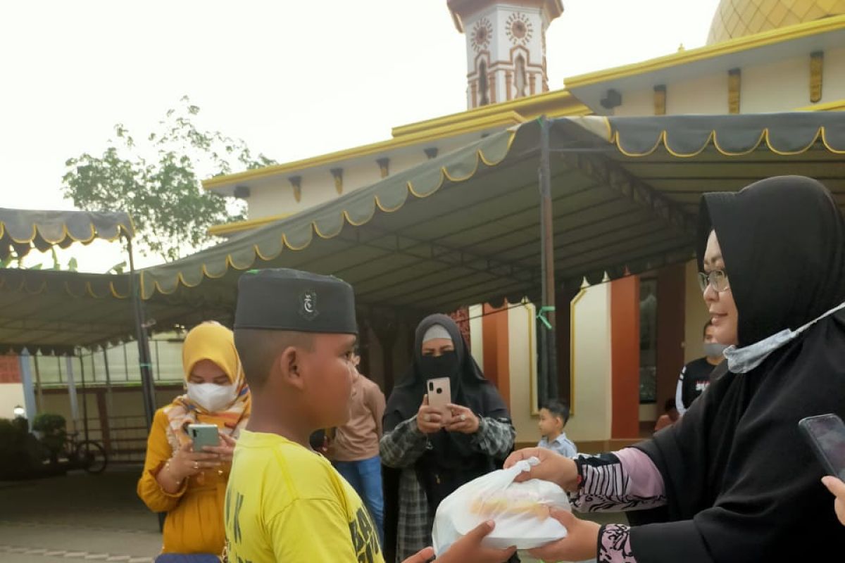 Kolaborasi komunitas Tabalong bagikan nasi dan takjil