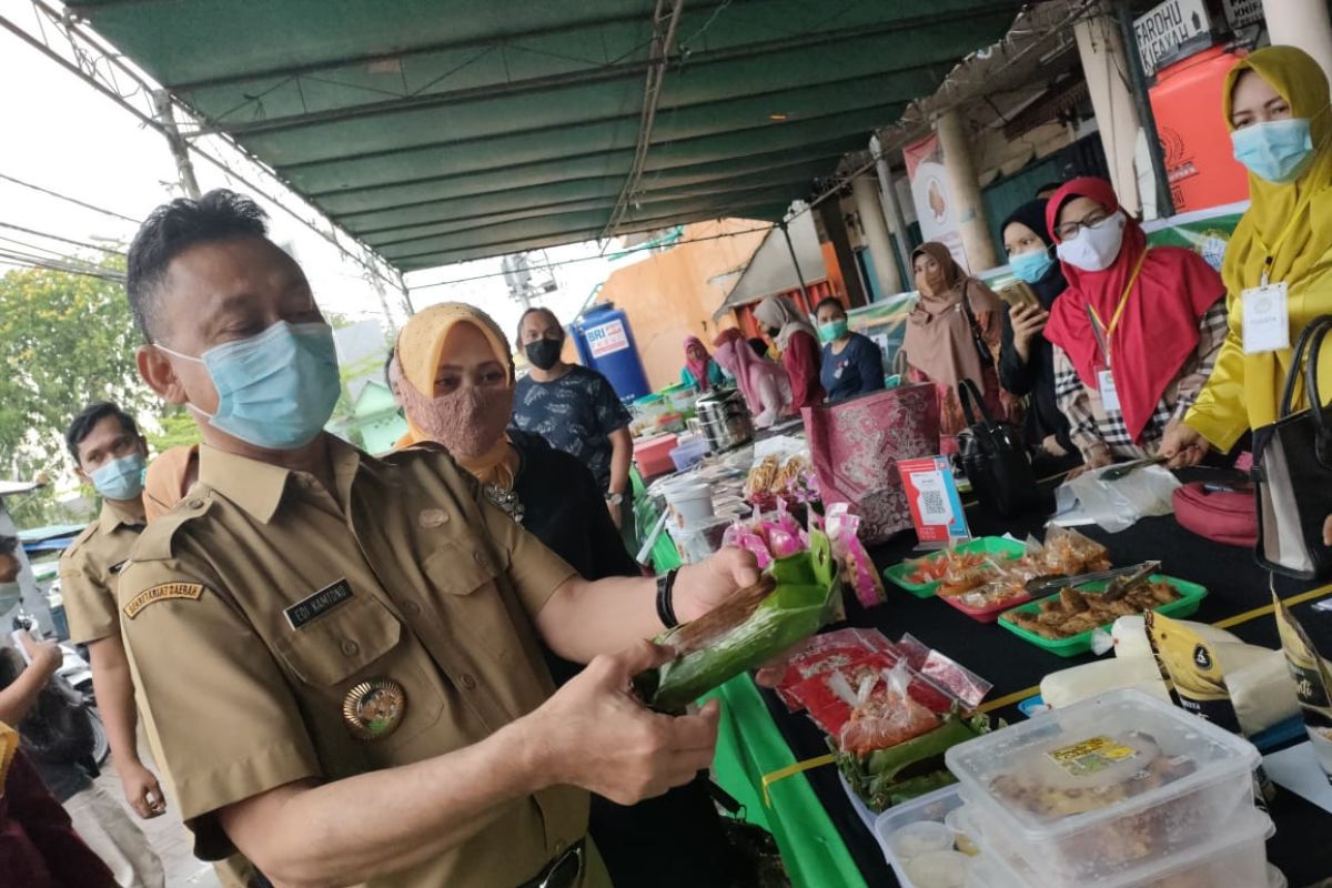 Edi Kamtono berbelanja takjil di Pasar Juadah milik pelaku UMKM