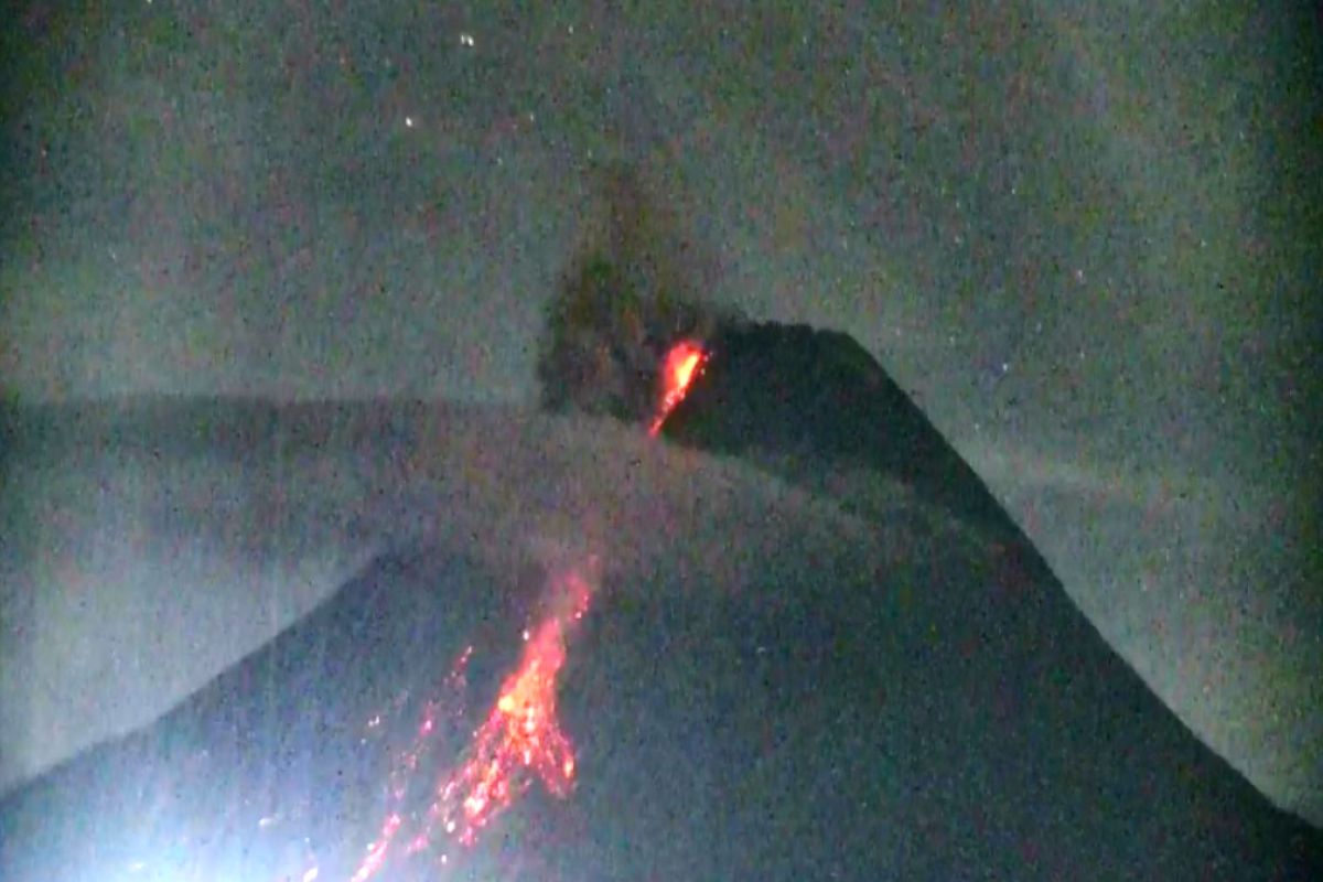 Gunung Merapi luncurkan tiga kali awan panas guguran hingga 1,8 km