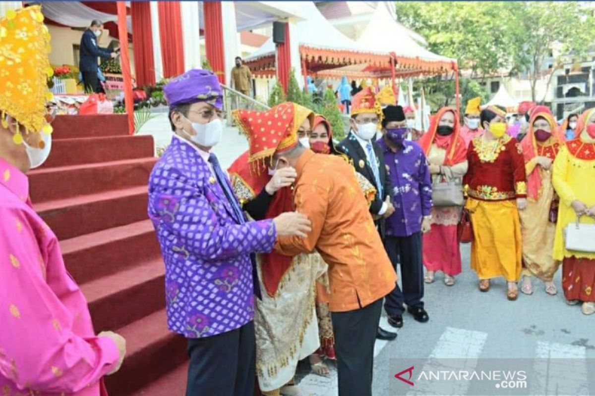Gubernur Longki Djanggola pamitan dengan warga saat peringatan HUT Ke-57 Sulteng