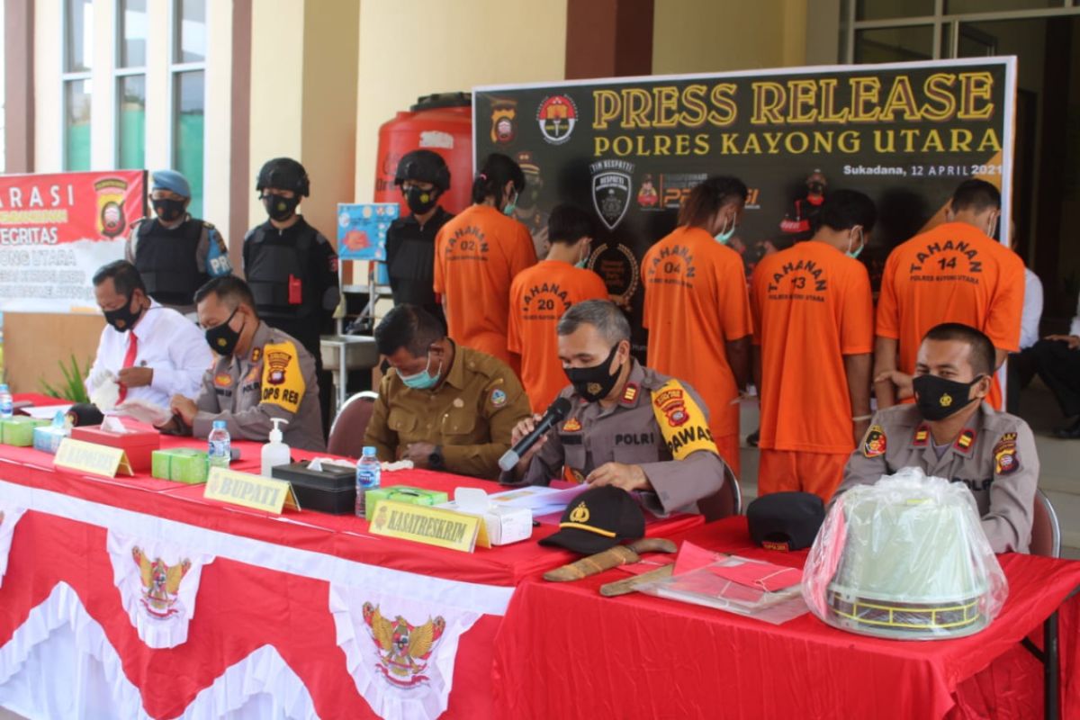 Polres Kayong Utara hadirkan tersangka pidana selama Operasi Pekat