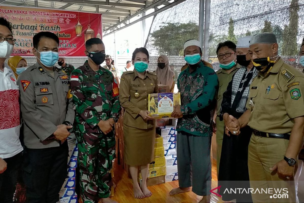 Wali Kota Singkawang  Chui Mie salurkan bantuan Ramadhan untuk 127 masjid