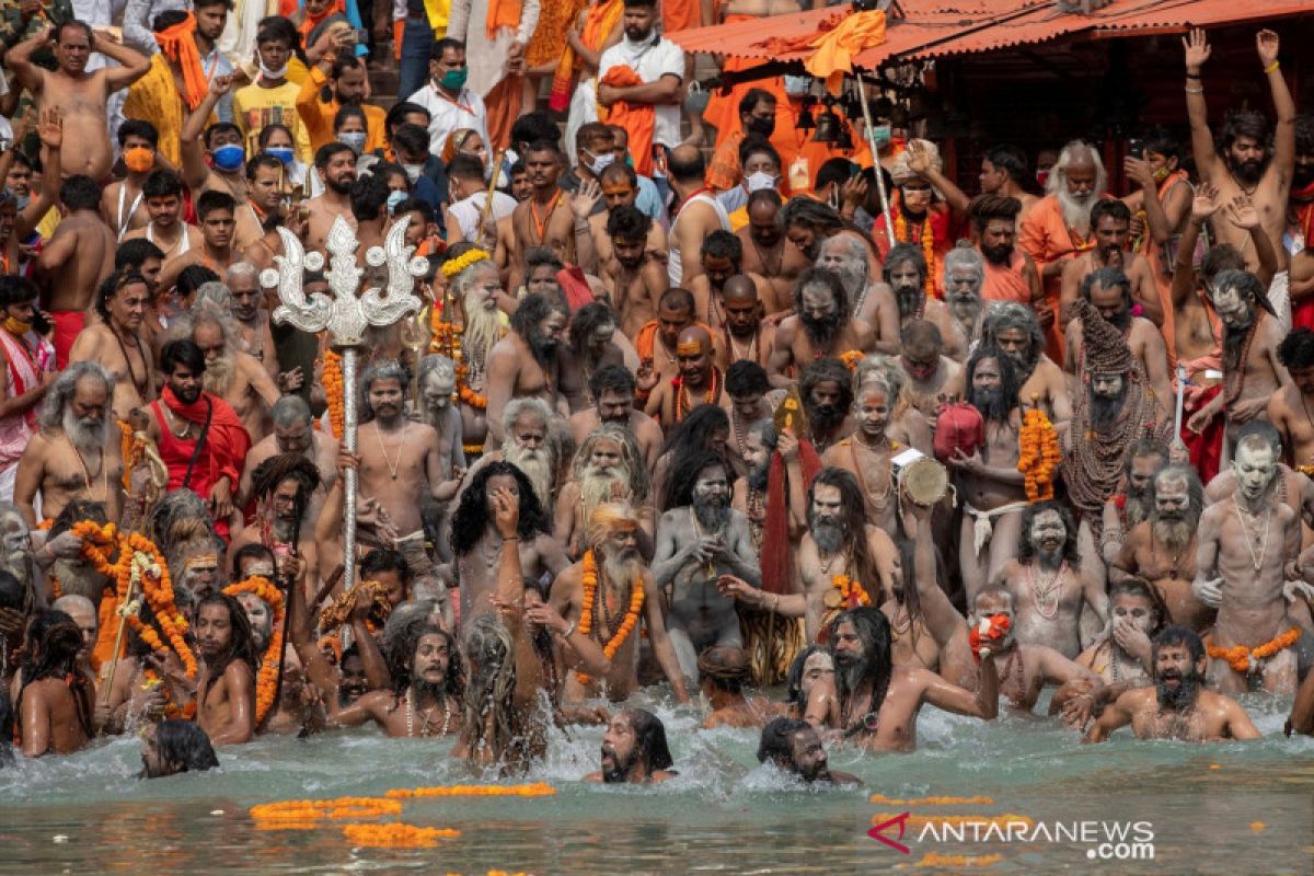 Umat Hindu berkumpul di Sungai Gangga, India catat rekor kasus COVID-19