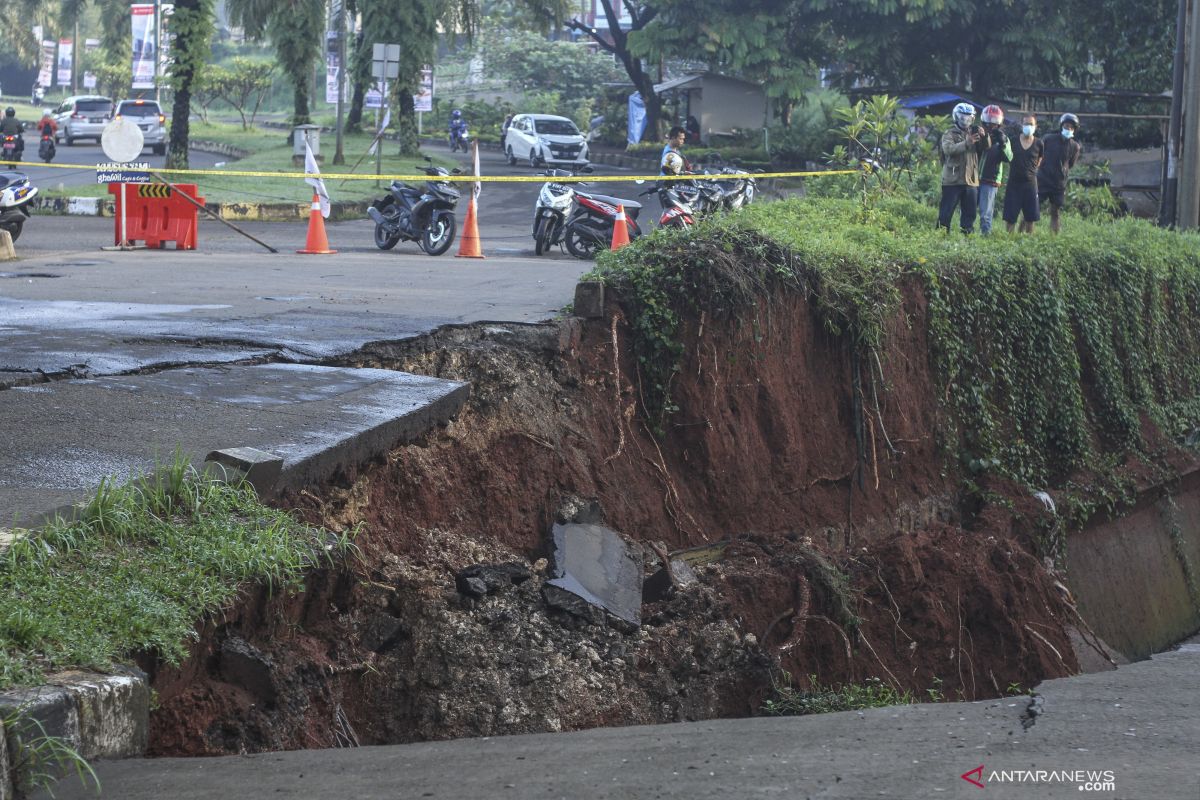 Pemkot Depok mulai perbaiki jalan amblas di kawasan GDC