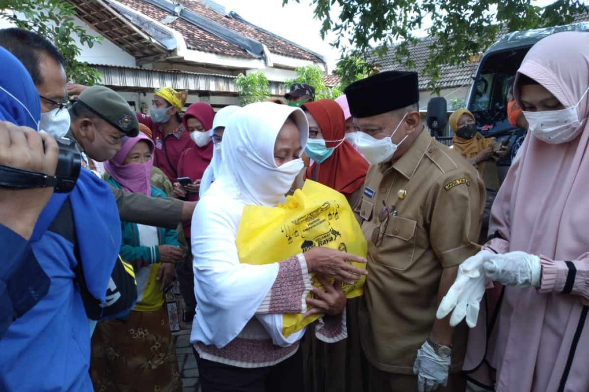 Bulan Ramadhan, Bupati dan Wabup Situbondo bagikan paket sembako