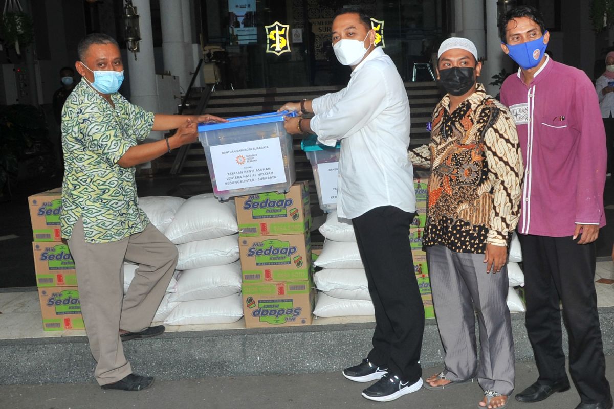 Puluhan panti asuhan di Surabaya dapat bantuan kebutuhan pokok