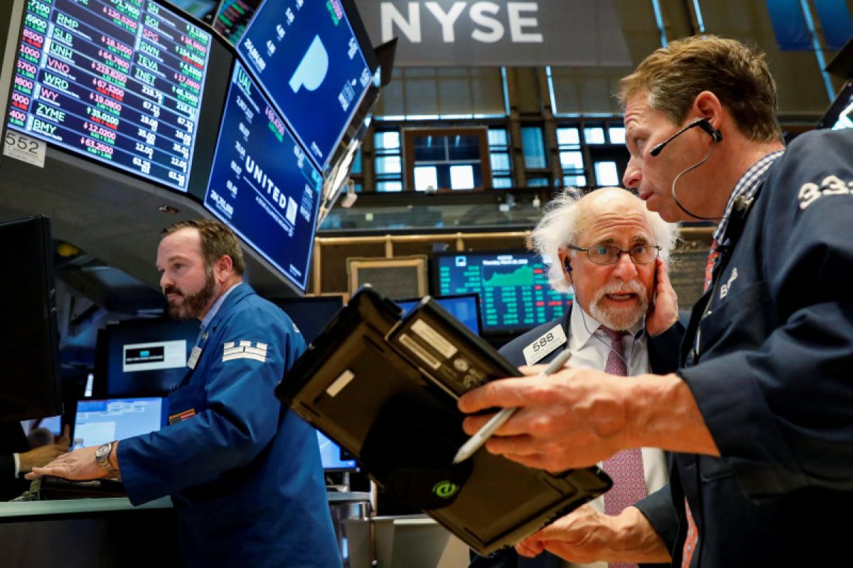 Wall Street beragam, Dow  jatuh, S&P 500 ditutup pada rekor tertinggi