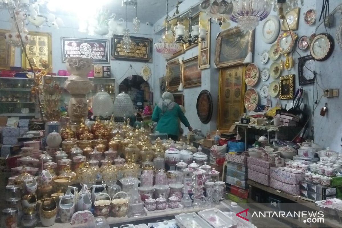 Memasuki ramadhan pedagang keramik pasar Sitimang masih sepi pembeli