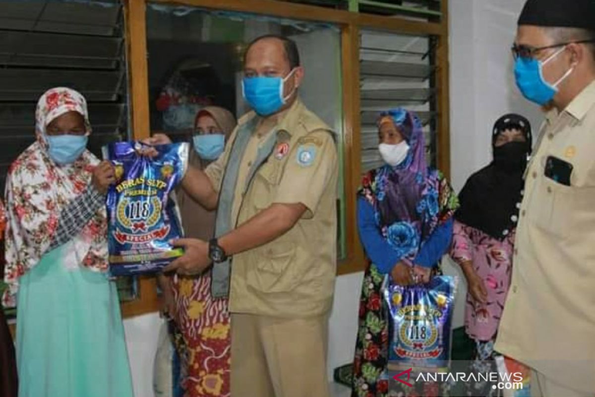 Pemkab Bangka Barat-Pos TNI AL Mentok bantu sembako warga kampung bahari