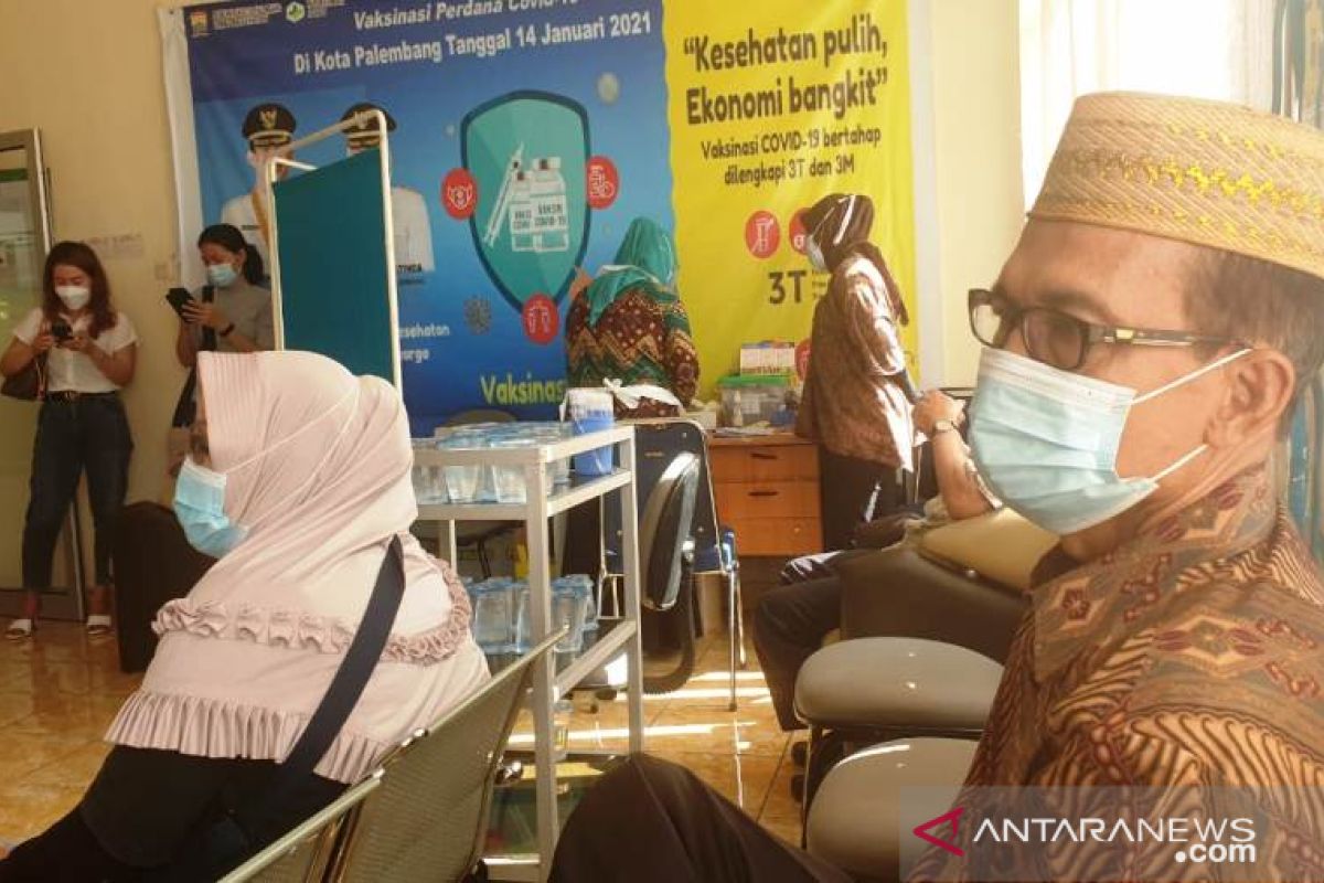 Hari pertama puasa, vaksinasi lansia di puskesmas Palembang normal
