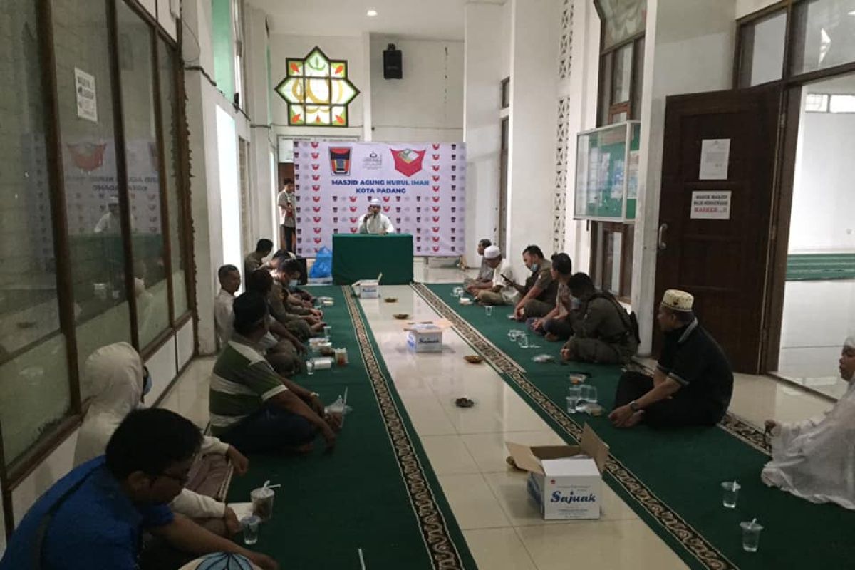 Setelah tahun lalu ditiadakan, Masjid Nurul Iman Padang kembali sediakan takjil selama Ramadhan